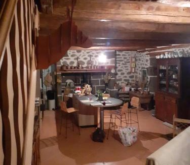 Thiezac Villa | Maison authentique en pierre apparente en montagne dans le c antal