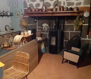Thiezac Villa | Maison authentique en pierre apparente en montagne dans le c antal