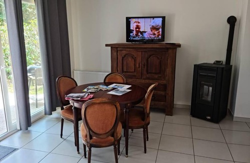 Bellegarde-du-Loiret House | maison centre de bellegarde avec jardin et terrasse équipée d'un salon de jardin et d'un barbecue cuisine équipée 3 chambres avec 2 lits double 140x190 et 2 lits simple chauffage poêle à granulés parking gratuit devant la maison