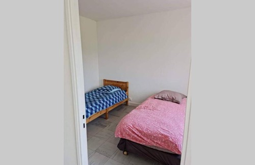 Bellegarde-du-Loiret House | maison centre de bellegarde avec jardin et terrasse équipée d'un salon de jardin et d'un barbecue cuisine équipée 3 chambres avec 2 lits double 140x190 et 2 lits simple chauffage poêle à granulés parking gratuit devant la maison