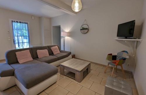 Vindelle House | Maison charentaise rénovée avec jardin privé, proche d'Angoulême et activités en bord de Charente - FR-1-653-208