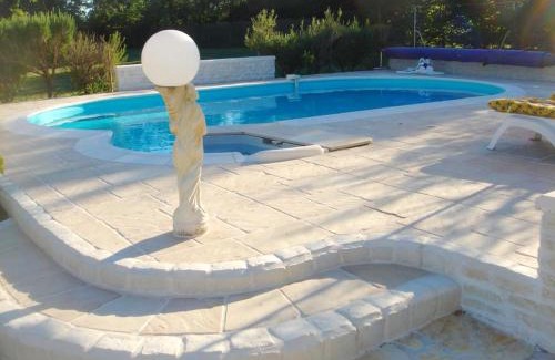 Bussac-Foret House | Maison charmante à Bussac-Forêt avec piscine partagée