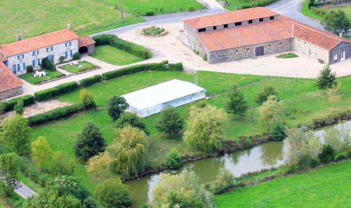 Moutiers-Sous-Chantemerle House | Maison charmante avec piscine partagée à Moncoutant