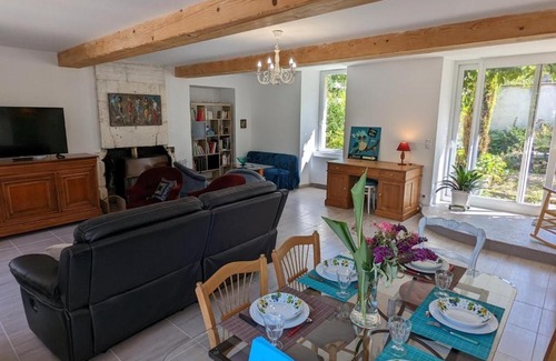 Graves-Saint-Amant House | Maison charmante avec terrasse, jardin clos, barbecue, près de la Charente - 3 ch, 2 sdb - FR-1-653-31