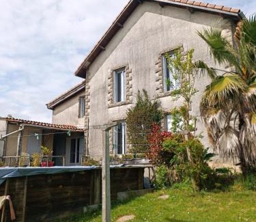 Habas Apartment | Maison cosy à la campagne, piscine et tranquillité