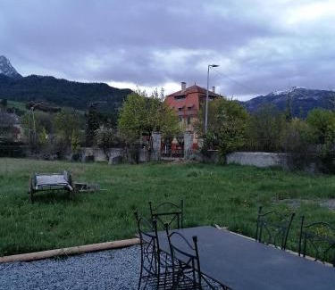 Barcelonnette House | Maison dans parc clôturé