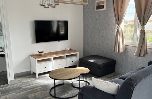 Quettehou House | Maison de 3 Chambres, Cuisine Équipée, Terrasse sur Pilotis, 2 Salle de Bains