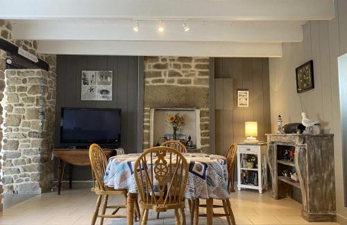 Erdeven House | Maison de Charme à Erdeven, Proche Plages et Sentiers, 3 Pièces, 4 Pers, Cour Privée - FR-1-397-38