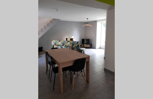 Sainte-Suzanne-and-Chammes House | Maison de charme avec cour fermée et Wi-Fi