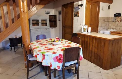 Allegre House | Maison de charme en pierre au bord d’un ruisseau, proche d’un bourg médiéval – Jardin et garage inclus - FR-1-582-151