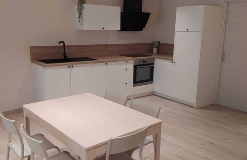 Parnans House | Maison de Charme Entièrement Rénovée Dans un Village Calme Idéalement Située