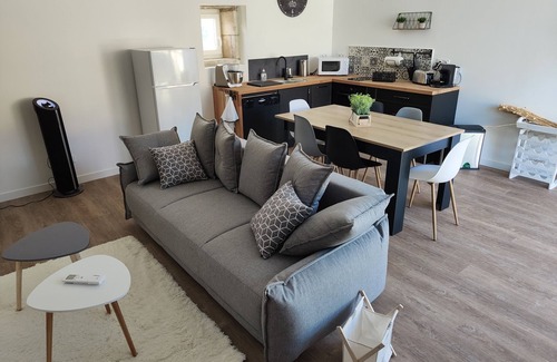 Noyant-de-Touraine Apartment | Maison de Famille-Apartment-Modern-Ensuite with Bath-Courtyard view