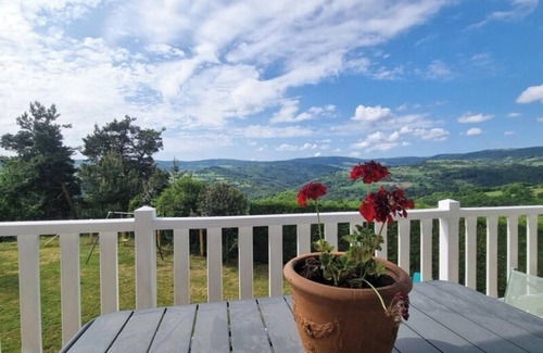 Saint-Georges-en-Couzan House | Maison de Campagne Entière Gîte 3 Épis Jardin Extérieur Clos Animaux Admis