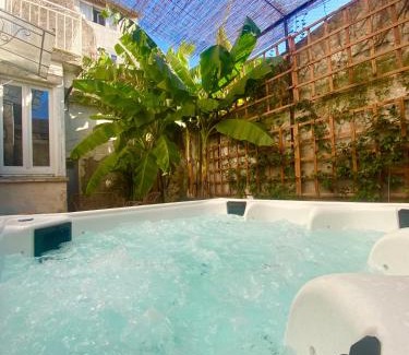 Castelnaudary House | Maison de Maître L Oustal des Halles avec salle de cinéma, billard & Jacuzzi