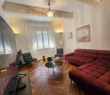 Castelnaudary House | Maison de Maître L Oustal des Halles avec salle de cinéma, billard & Jacuzzi