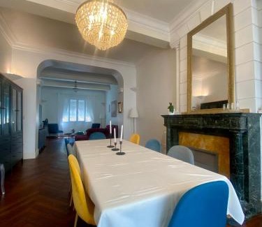 Castelnaudary House | Maison de Maître L Oustal des Halles avec salle de cinéma, billard & Jacuzzi