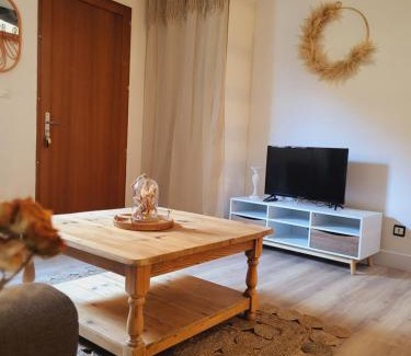 Viviers-les-Montagnes Apartment | Maison de village à la décoration bohème jusqu'à 6 personnes