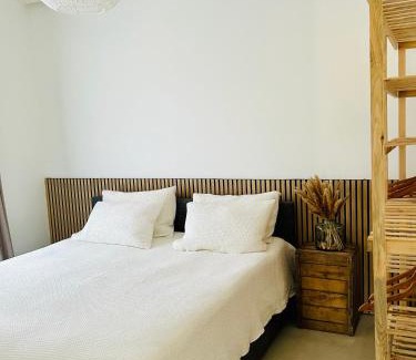 Guizengeard House | Maison des Lacs Bleus