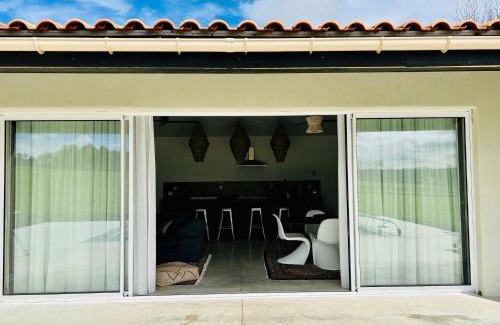 Guizengeard House | Maison des Lacs Bleus