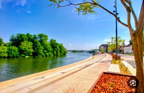 Seurre Apartment | Maison en pierre, calme, cour privée, bord de Saône