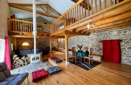 Saint-Vert House | Maison familiale 4 chambres avec jardin, cheminée, poêle à bois, parking et Wi-Fi - FR-1-582-230