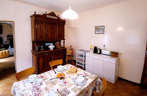 Clugnat House | Maison Familiale Dans un Écrin de Verdure