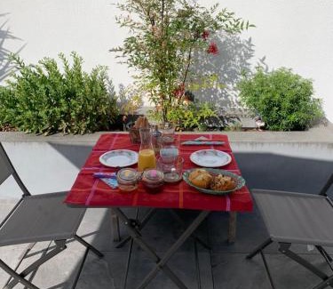Lagord Bed & Breakfast | Maison M, chambre privée accès jardin piscine et jacuzzi près de La Rochelle