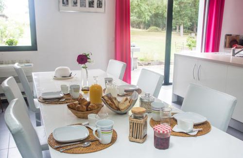 Le Burgaud Bed & Breakfast | MAISON MAUPAS Chambre Bleue