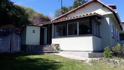 Saint-Sylvestre House | Maison mitoyenne 68m², 2 pièces + véranda, jardin 100m² avec pergola, vue mer