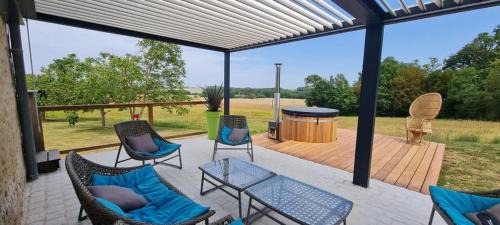 Chillac House | Maison Neuve, relaxing countryside home with pool