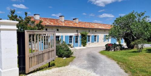 Chillac House | Maison Neuve, relaxing countryside home with pool