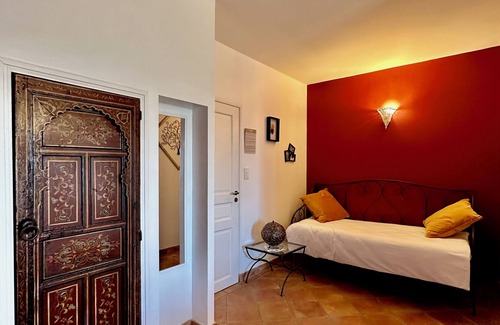 La Fagette Bed & Breakfast | Maison Oléa - "Pourpre" guest room overlooking the Vézère valley
