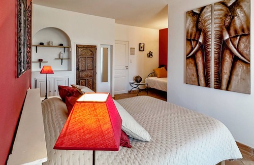 La Fagette Bed & Breakfast | Maison Oléa - "Pourpre" guest room overlooking the Vézère valley