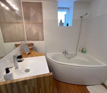 Valenciennes Apartment | maison pour groupe 4chambres 8lits 2salles de bain 3wc terrasse stationnement gratuit