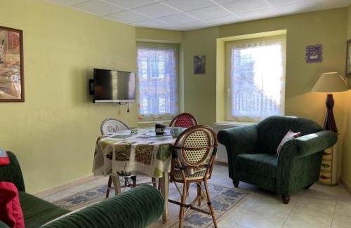 Arfeuilles House | Maison rustique avec poêle à bois, proche montagnes & activités de plein air, animaux acceptés - FR-1-489-52