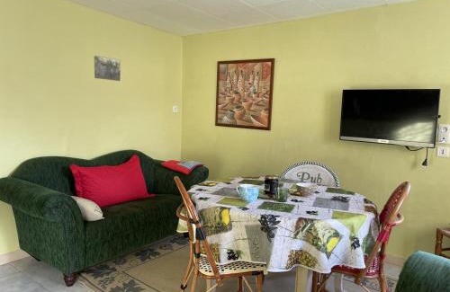 Arfeuilles House | Maison rustique avec poêle à bois, proche montagnes & activités de plein air, animaux acceptés - FR-1-489-52