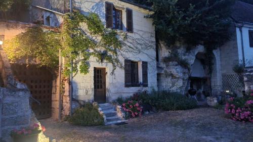 Bourre House | Maison semi troglodyte