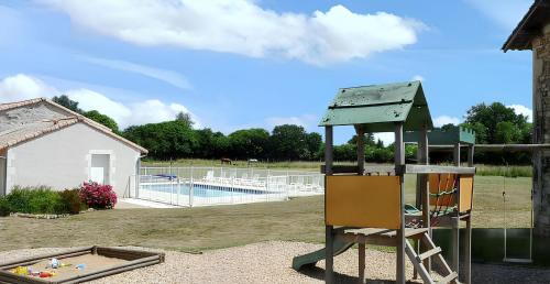 Saint-Vincent-la-Chatre House | Maison spacieuse avec piscine partagée à Saint-Vincent-la-Châtre.