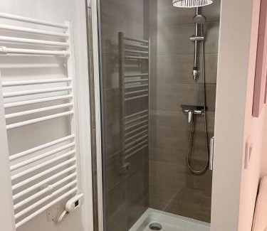Conde-sur-Sarthe Apartment | Maison spacieuse et chaleureuse