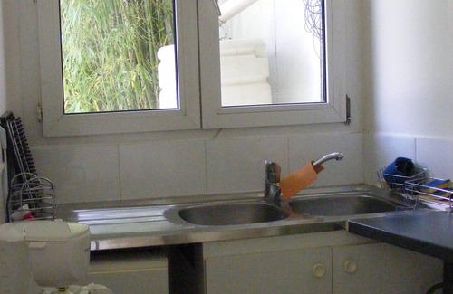 Montreuil Bed & Breakfast | Maisonette at the bottom of a garden, 30 minutes from Paris.