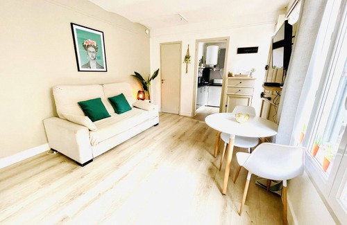 Le Suquet House | Maisonette bas Suquet with quiet terrace, 200m from the beaches, near the Palace