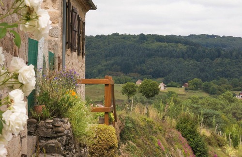Puy-d'Arnac House | Maisonette in Corrèze | Wifi, TV, terrace and barbecue, private green spaces