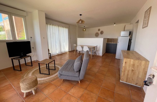 13th Arrondissement House | Maisonnette Calme vue Collines Idéal Pour un Couple Avec un Bébé