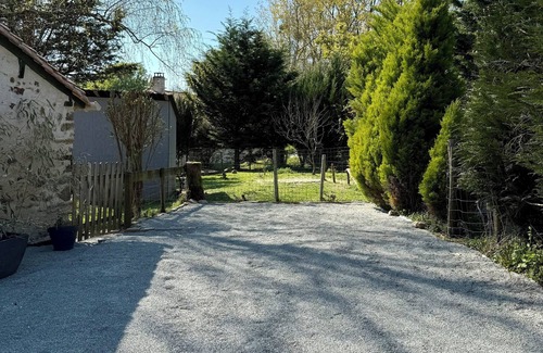 Loge-Fougereuse House | Maisonnette facing the animals