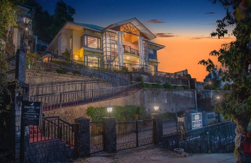 Dharamshala Villa | Majestic 3 BHK villa wth living area & stunning views near Dalai Lama Temple