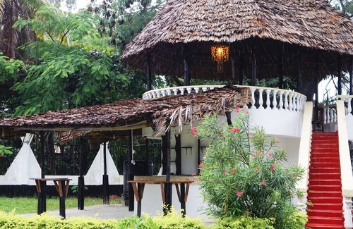 Kunduchi House | Majestic Beach Mansion with 6 Ensuite Rooms each with Balcony/Patio