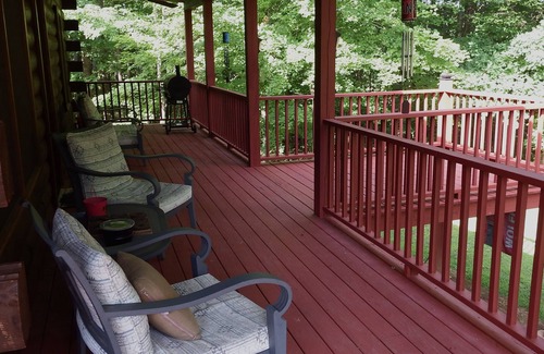Roxboro Cabin | Majestic Lakefront Log Cabin located in the NC High Plains