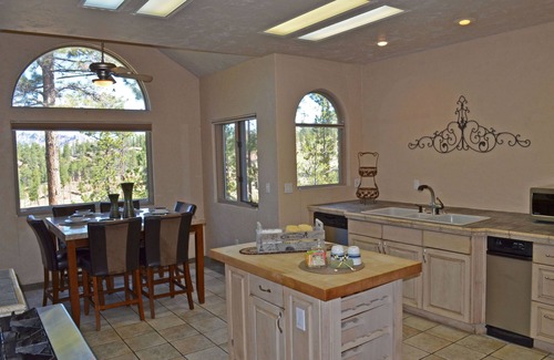Woodland Park Cabin | Majestic Lodge only 22 miles from the base of Pike's Peak