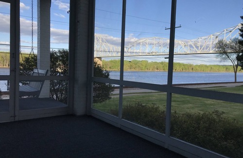 Lansing House | Majestic Mississippi River Views! Booking for September!