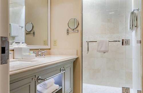 Crownridge of Texas Hotel | Make your Final Four Special at Eilan Resort!